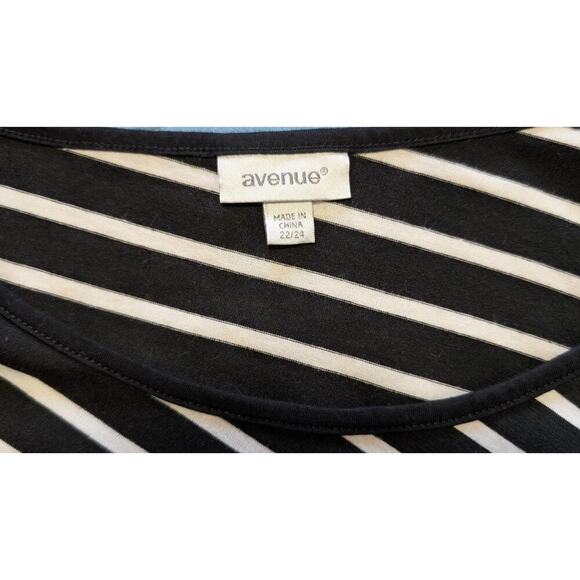 Avenue Top Womens Plus Size 20/22 2X Blqck White Striped Angled Hem Stretch - Picture 3 of 7